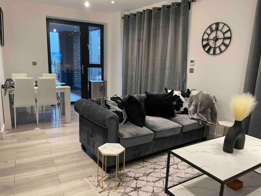 Stylish And Cosy 2 Bedroom Flat In Apartment