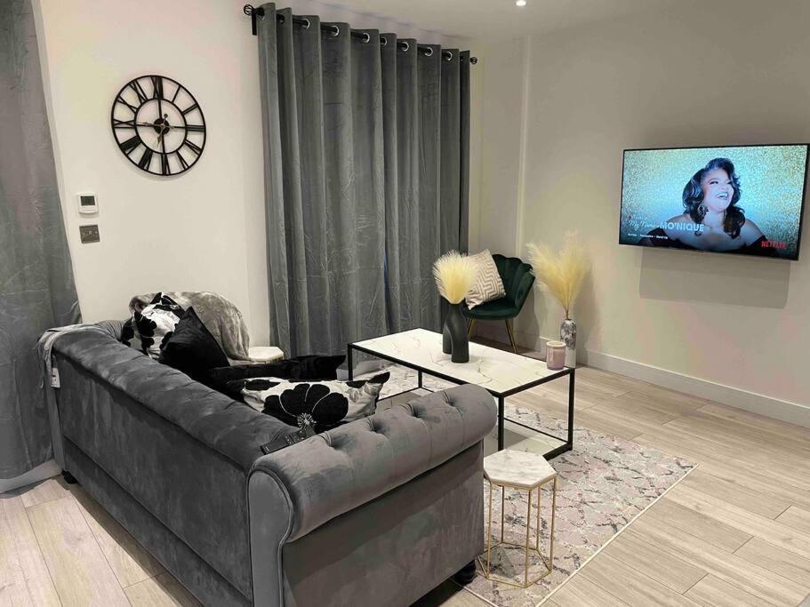 Stylish And Cosy 2 Bedroom Flat In *