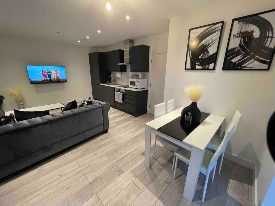 Stylish And Cosy 2 Bedroom Flat In *