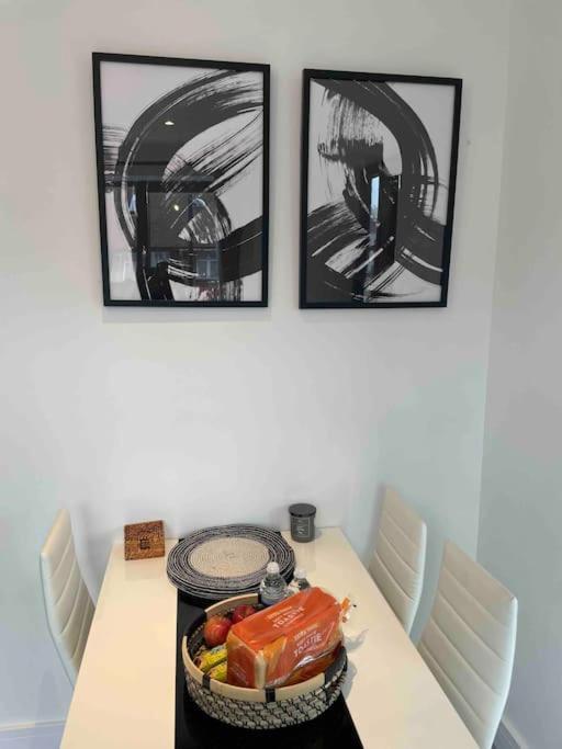 Stylish And Cosy 2 Bedroom Flat In Apartment *