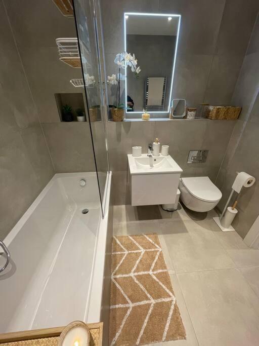Stylish And Cosy 2 Bedroom Flat In Apartment *