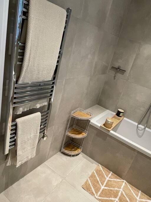 Stylish And Cosy 2 Bedroom Flat In Apartment